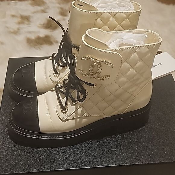 Ladies like new Chanel Laceup boots - Picture 4 of 16